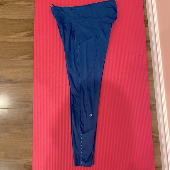 Size 10 Blue lululemon Capri leggings - Picture 2 of 5